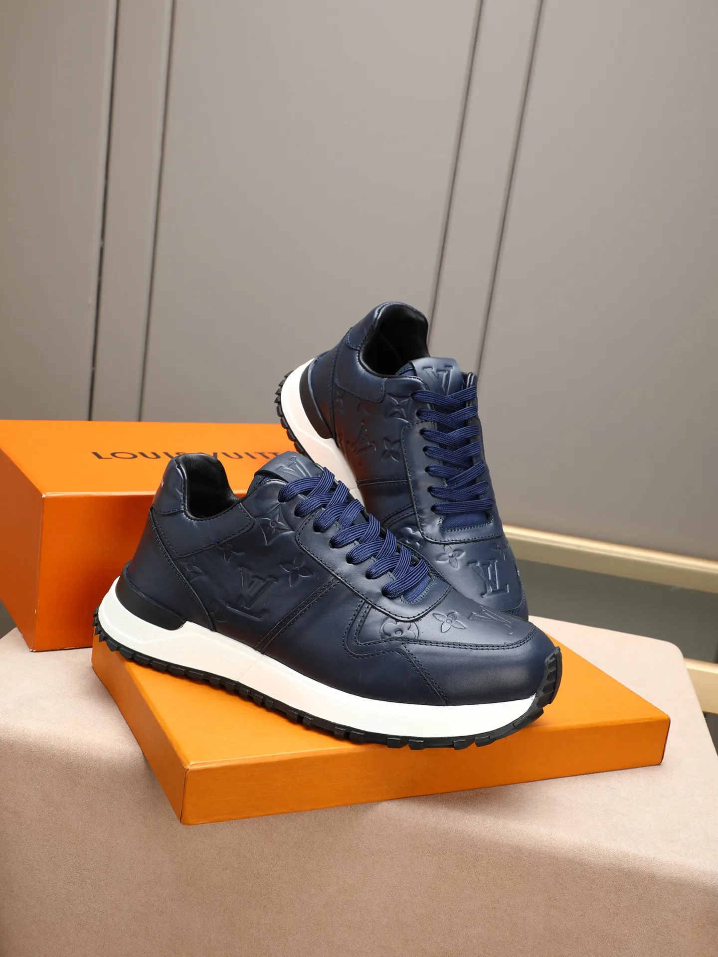 Men's Shoes 💰660 L The Run Away Maxi sneaker debuts in the 2025 collection and continues the iconic design of the Run Away sneaker. The smooth cowhide leather upper features contrasting LV lettering and Vuitton logos, and a lightweight rubber wedge outsole evokes running shoe construction. High level of comfort. Looks good, wears well and matches well. Worth buying! 7 color selection size: 39-44 (45 customized)